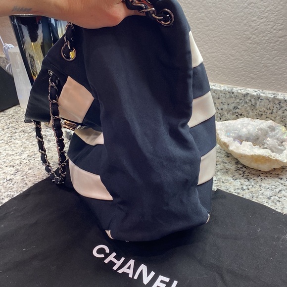Auth. Chanel 2.55 Reissue Black & White Tote Bag - Picture 16 of 17